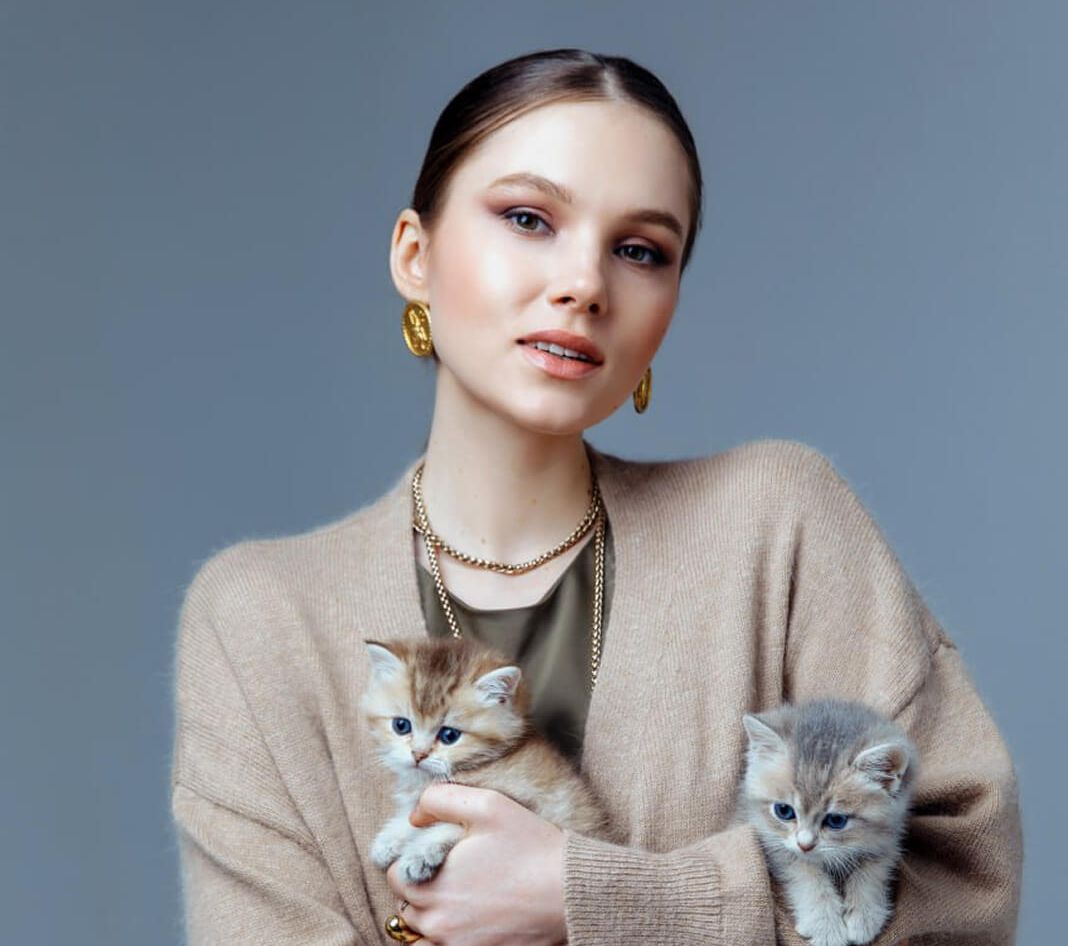 Девушка с двумя британскими котятами на руках